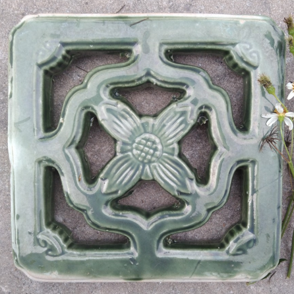 Bông gió gốm 20×20 hoa mai men xanh lá 01