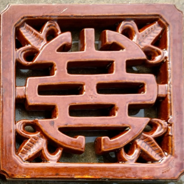 Bông gió gốm 30×30 chữ thọ men nâu vàng 01