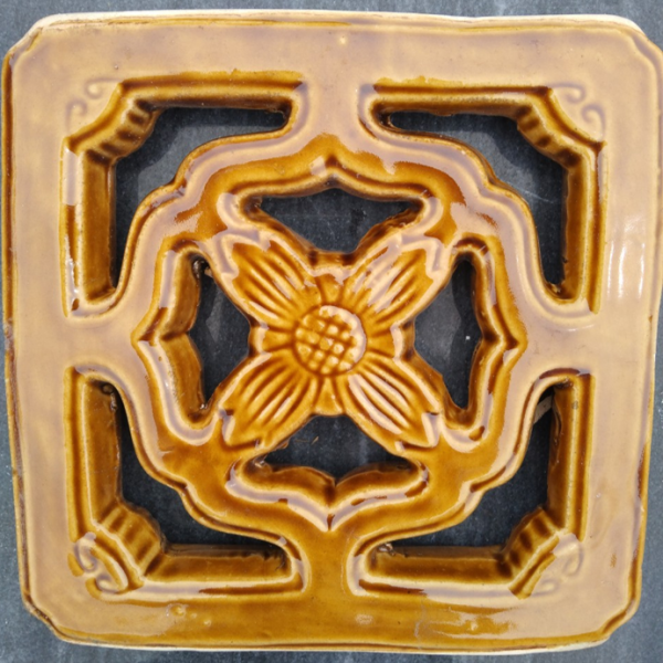 Bông gió gốm 30×30 hoa mai men vàng 01