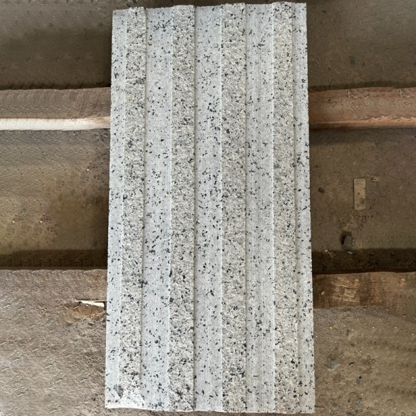 Đá nhập khẩu trắng MAM 30×60 khò dẫn hướng 4 sọc 01