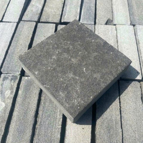 Đá trong nước bazan 15×15 đen khò 01