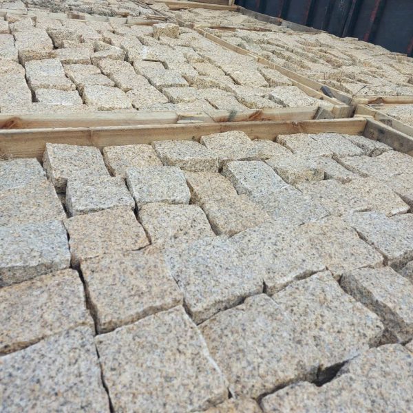 Đá trong nước cubic 10×10 vàng BĐ 01